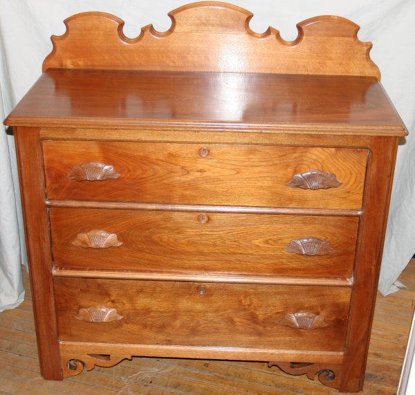 VICTORIAN WALNUT CHEST OF THREE DRAWERS, 19TH