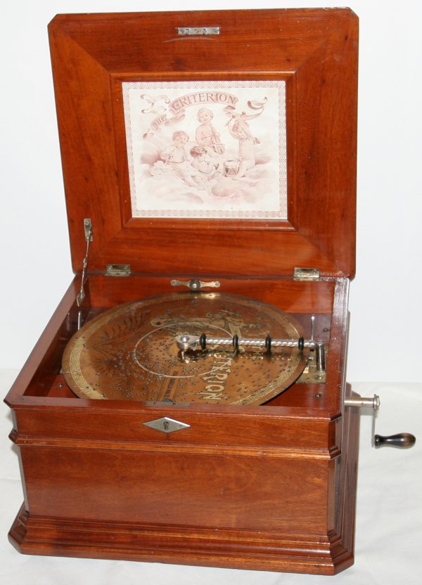 CRITERION MAHOGANY CASE MUSIC BOX WITH 1 DISC