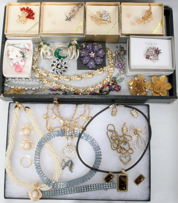 COSTUME JEWELRY LOT