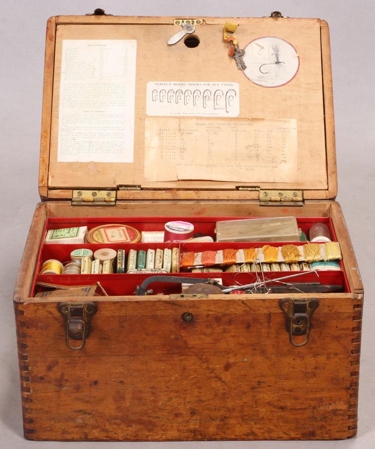 FISHERMAN'S TACKLE MAKING  EQUIPMENT IN BOX (1 of 7)