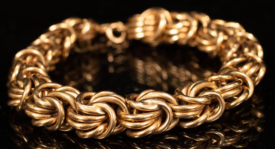 14 KT YELLOW GOLD BRACELET, 28 GR.: 14 KT YELLOW GOLD BRACELET, 28 GR. Safety chain, spring catch. Circa 1950.