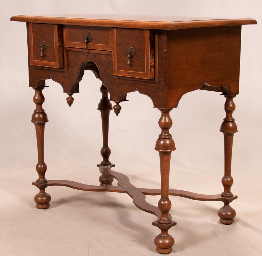 WILLIAM AND MARY STYLE WALNUT SIDE TABLE (1 of 2)