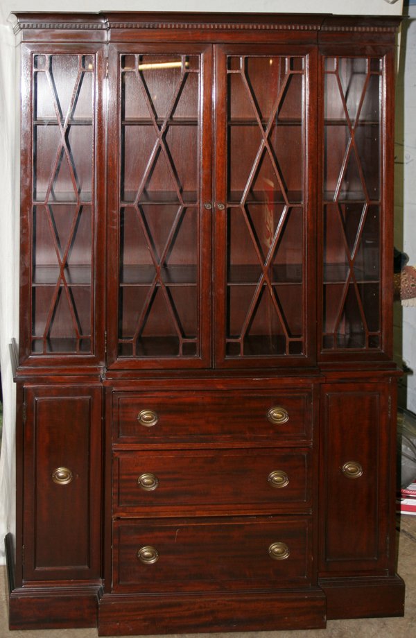 RWAY GEORGIAN STYLE MAHOGANY DINING SET: RWAY GEORGIAN STYLE MAHOGANY DINING SET, 20TH CENTURY, NINE PIECES, H 35" - 74":Including 1 dining table with two leaves, L. 62", W. 42"; 6 chairs with wood frames and vinyl seats; 1 buffet, H. 35", W