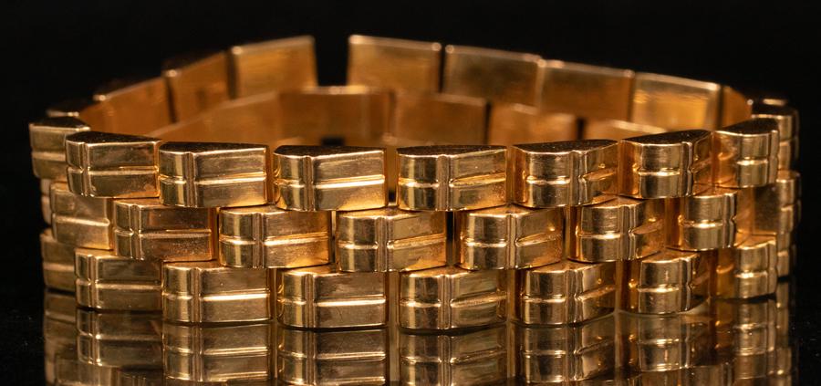 18 KT FRENCH YELLOW GOLD BRACELET L 7", 41 GR.: 18 KT FRENCH YELLOW GOLD BRACELET L 7", 41 GR. Three rows of links. With safety chain. From a Carlisle, MA private collector.