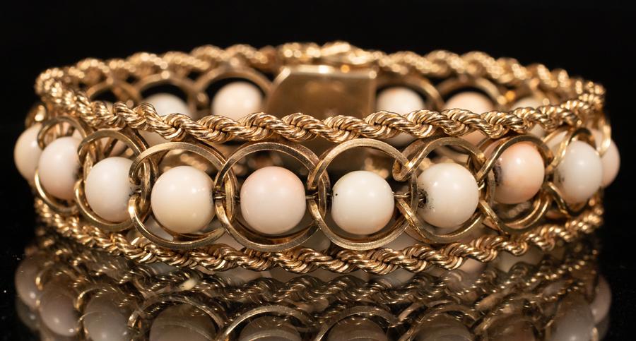 14KT YELLOW GOLD BRACELET WITH CORAL L 7.5": 14KT YELLOW GOLD BRACELET WITH CORAL L 7.5" Impressed 14kt. 18 coral beads. Circa 1950. 42 gr. From a Carlisle, MA private collector.