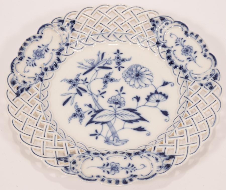 MEISSEN PORCELAIN "BLUE ONION" PLATE DIA 9" (1 of 3)