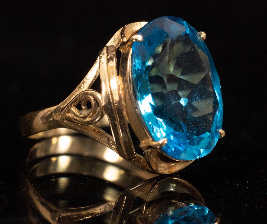 BLUE TOPAZ AND 14KT YELLOW GOLD RING, SIZE 7 (1 of 3)
