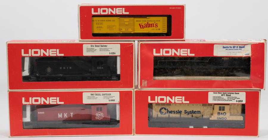 LIONEL BOXED TRAINCARS, C. 1970, 5 PCS, L 13"-15" (1 of 13)