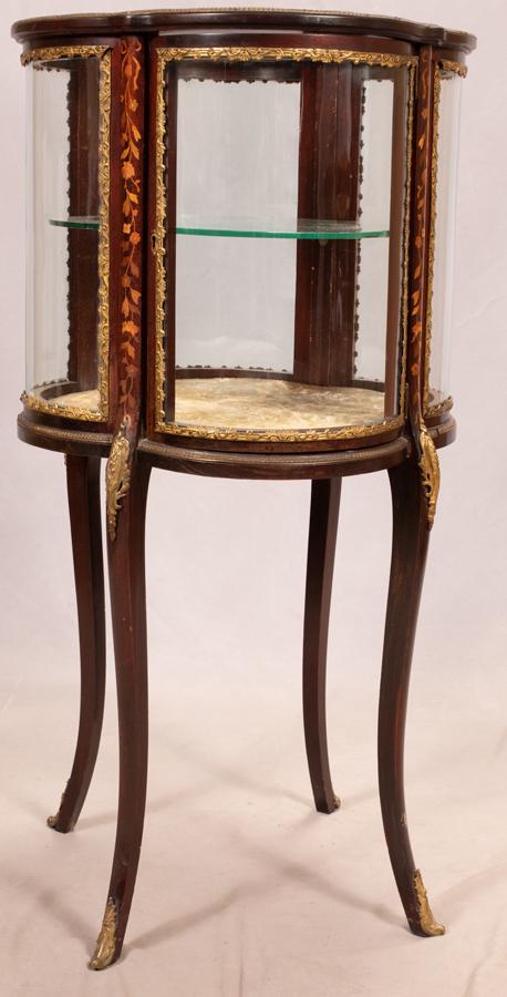 FRENCH LOUIS XV STYLE MARQUETRY INLAID BRONZE MOUNTED: FRENCH LOUIS XV STYLE MARQUETRY INLAID BRONZE MOUNTED CURIO CABINET H 43" W 22" D 22" This piece does include a key.