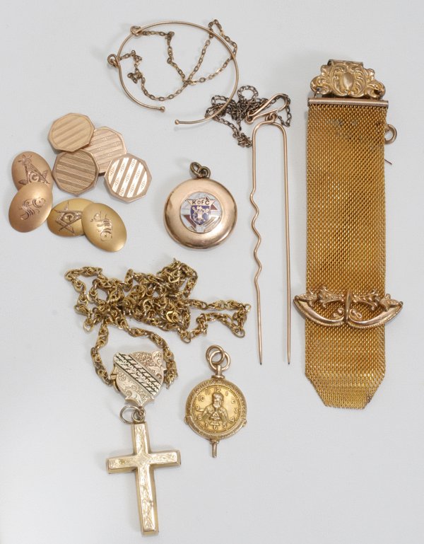VICTORIAN/EDWARDIAN JEWELRY & ACCESSORIES, TEN : VICTORIAN/EDWARDIAN JEWELRY & ACCESSORIES, TEN PIECES:Including 1 Edwardian yellow gold plated neck chain with cross pendant, L.18"; 2 pairs of cuff links, one of which is 10kt yellow gold and engrave