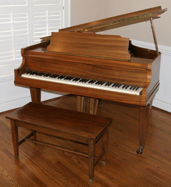 072079 ESTEY MAHOGANY BABY GRAND PIANO, C. 1926/1927,