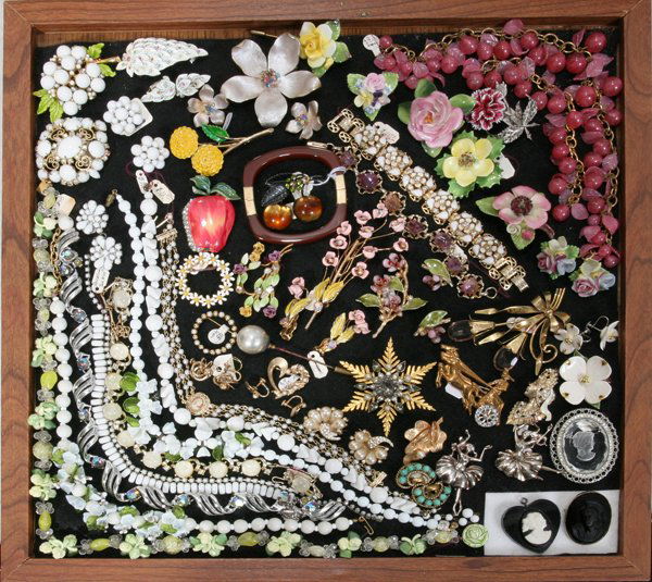 VINTAGE COSTUME JEWELRY, WEISS, WEST GERMAN,: VINTAGE COSTUME JEWELRY, WEISS, WEST GERMAN, CORO, COALPORT, ETC., 48 PCS.:includes, necklaces, bracelets, pins earrings, etc.