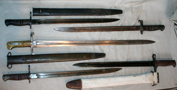 WWI SPRINGFIELD, REMINGTON, S&K, ETC. BAYONETS: WWI SPRINGFIELD, REMINGTON, S&K, ETC. BAYONETS, 5 PCS., L 16"-24" BLADES:includes a U.S. Springfield Armory model 1905, date stamped 1909, #411627, with a 1910 white cloth cover which slips over a hid