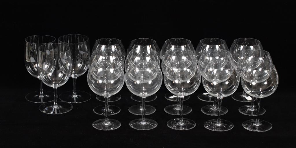 BACCARAT 'TASTEVIN POMMARD' WINE & WATER GLASSES, 18: BACCARAT 'TASTEVIN POMMARD' WINE & WATER GLASSES, 18 PCS, H 7.5"-8" An eighteen piece collection of Baccarat 'Tasevin Pommard' crystal wine and water stemware. Includes fifteen wine glasses and three 