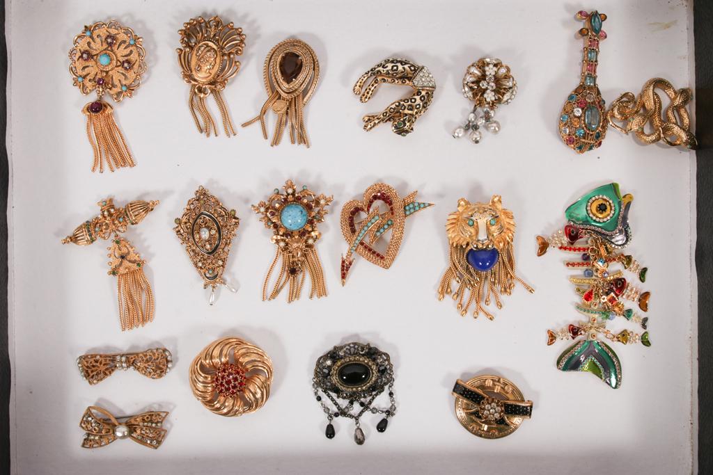 DESIGNER BROOCHES: FLORENZA, HASKELL, SCHIAPARELLI,: DESIGNER BROOCHES: FLORENZA, HASKELL, SCHIAPARELLI, PAULINE RADER, ROBERT, "LUNCH AT RITZ" 18 PCS. "Lunch at the Ritz brooch L 5", Florenza (8), Robert (2), Miriam Haskell (2), Schiaparelli (1), Pauli