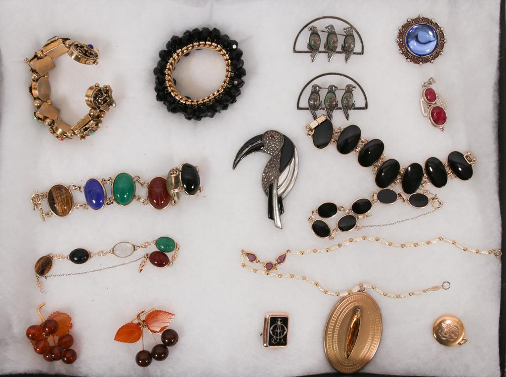 COSTUME BRACELETS (6), BROOCHES ETC. 17 PCS.: COSTUME BRACELETS (6), BROOCHES ETC. 17 PCS. Two bracelets with semi precious stones(crystal, cat's eye, quartz) 4 silver brooches, etc.