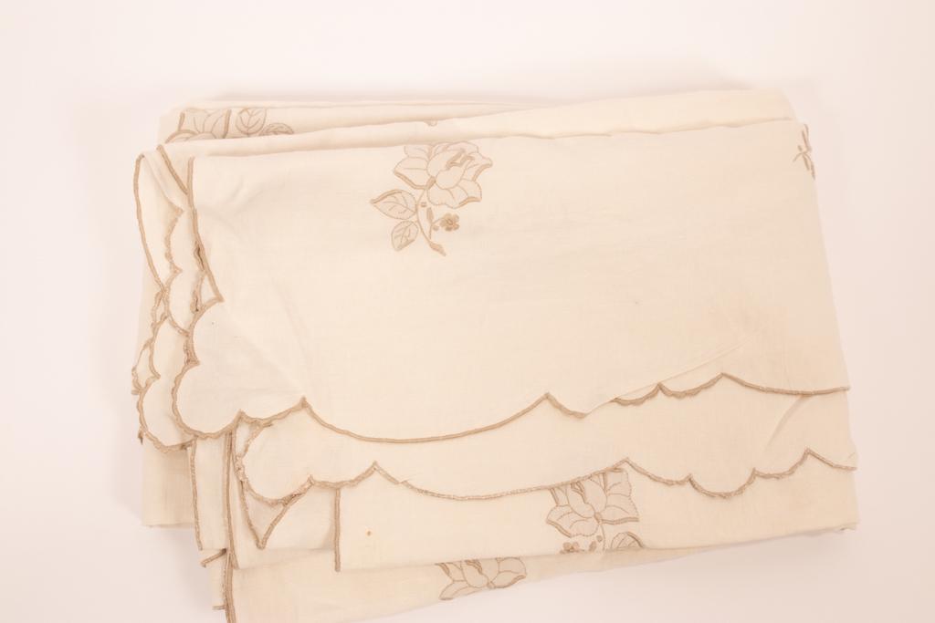 LINEN ECRU TABLECLOTH WITH EMBROIDERY W 65" L 117": LINEN ECRU TABLECLOTH WITH EMBROIDERY W 65" L 117" Scallop edge.