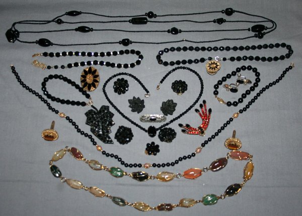 COSTUME JEWELRY GROUPING, 15+ PCS.: COSTUME JEWELRY GROUPING, 15+ PCS.:Fifteen plus items. Black stone & gilt necklaces. Bracelets, earrings, pins & polished stone necklace, tiger eye cufflinks & sterling silver filigree pin with black 