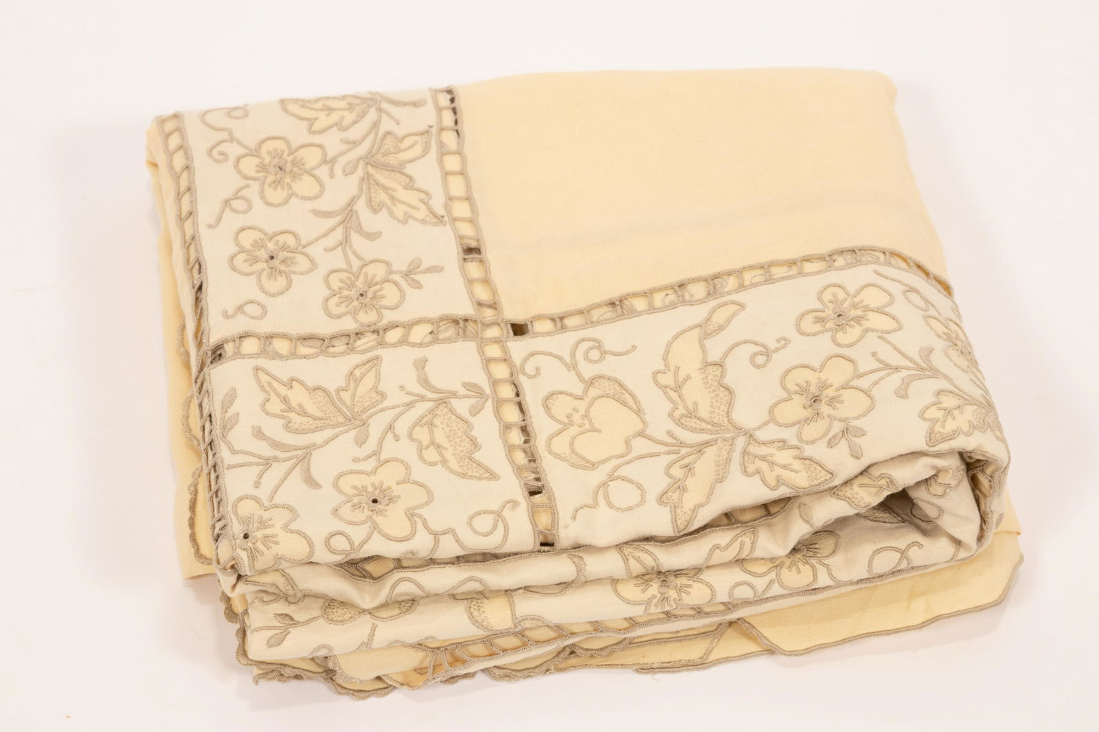 LINEN AND EMBROIDERY TABLECLOTH W 68" L 87" (1 of 3)