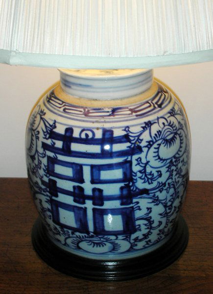 ANTIQUE CHINESE BLUE & WHITE PORCELAIN LAMP: ANTIQUE CHINESE BLUE & WHITE PORCELAIN TABLE LAMP, H 9"-22":With silk pleated shade. Antique jar now mounted as table lamp