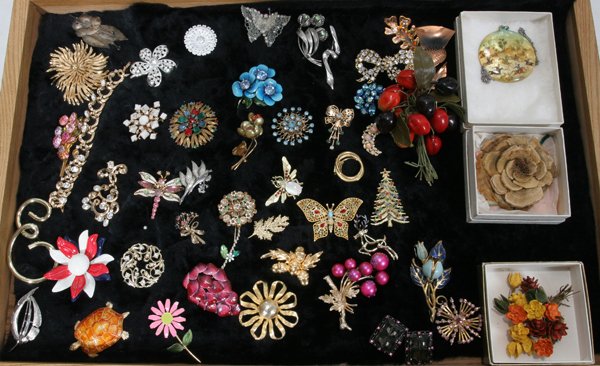 TRIFARI, SARA COVENTRY, MONET WEISS BROOCHES &: TRIFARI, SARA COVENTRY, MONET WEISS BROOCHES & PINS RHINESTONES, CRYSTALS, ENAMEL 48 LOT, DIA 2",3":Butterfly pins and broaches. Enamel pieces including, turtle broach.