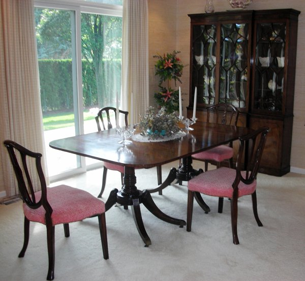 BAKER DINING TABLE & SIX CHAIRS, H 28", W 46": BAKER DINING TABLE & SIX CHAIRS, H 28", W 46", L 70", PLUS TWO BOARDS:Baker Furniture Co.; Baker logo under dining table. Two leaves in wood rack each 13". Circa 1950. All chairs are side style with c