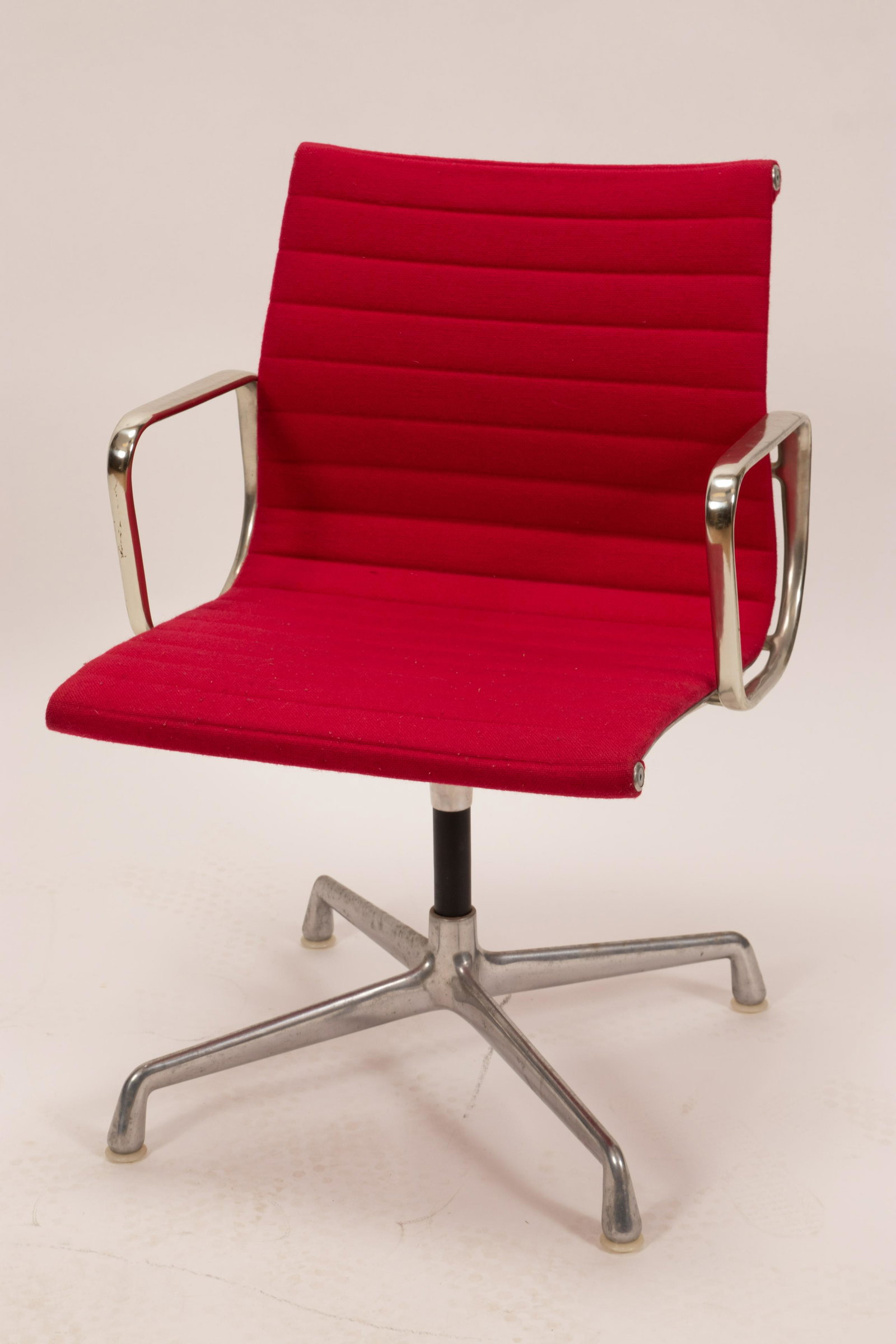VINTAGE HERMAN MILLER, FUCHSIA ALUMINUM CHAIR, H 34", W: VINTAGE HERMAN MILLER, FUCHSIA ALUMINUM CHAIR, H 34", W 20"A vintage Herman Miller mid century modern armchair. Designed by Charles and Ray Eames for Herman Miller. Having an aluminum frame and fuchsi