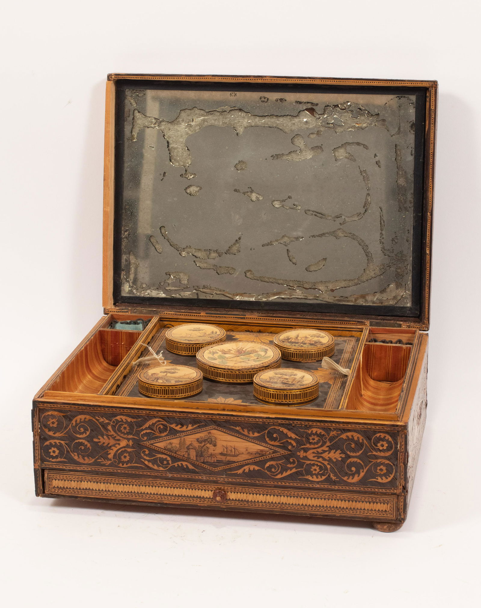 FRENCH NAPOLEONIC PRISONER-OF-WAR STRAW WORK BOX, (1 of 12)