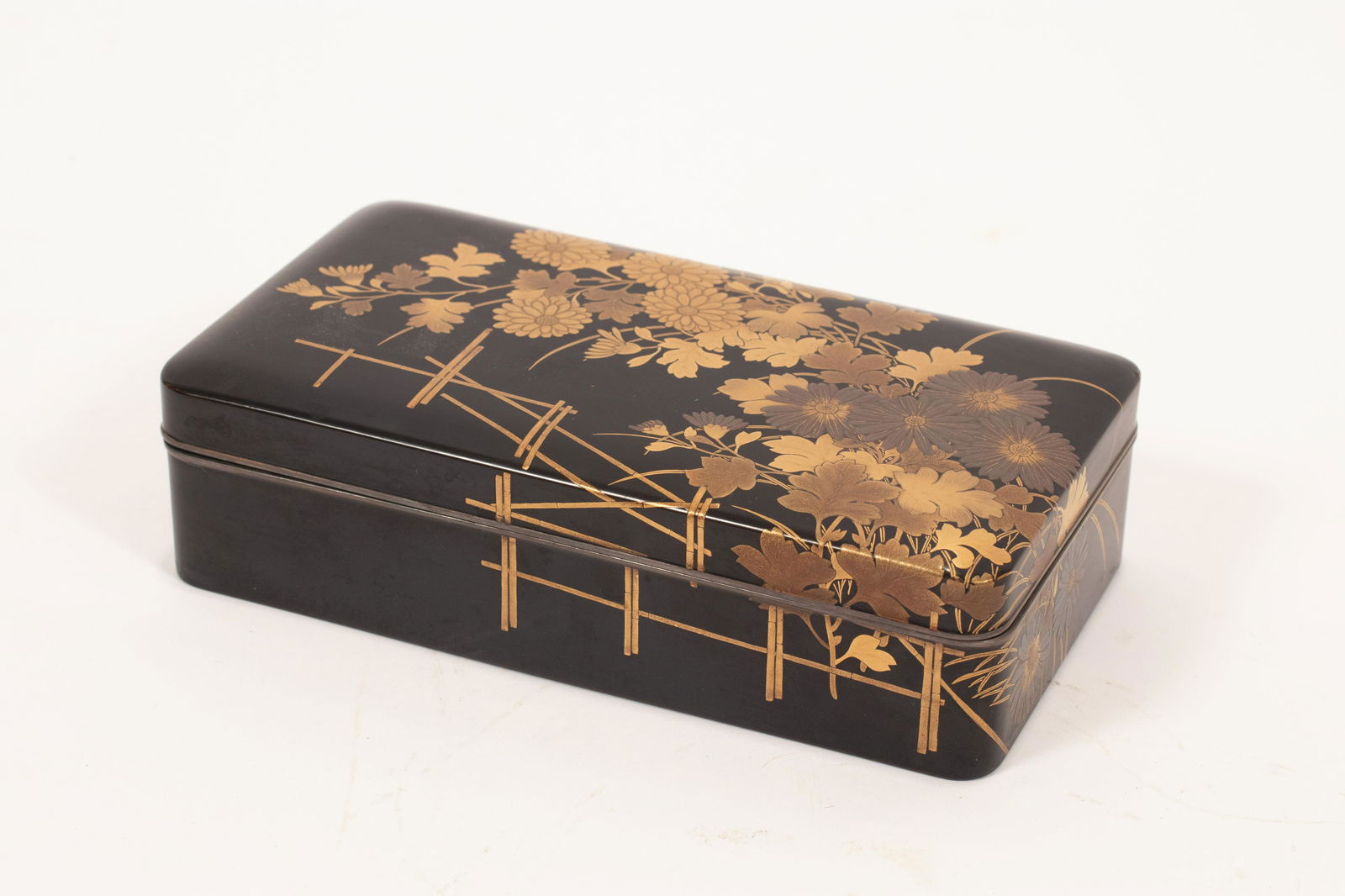 JAPANESE LACQUER BOX, GOLD CHRYSANTHEMUM MEIJI PERIOD H (1 of 4)