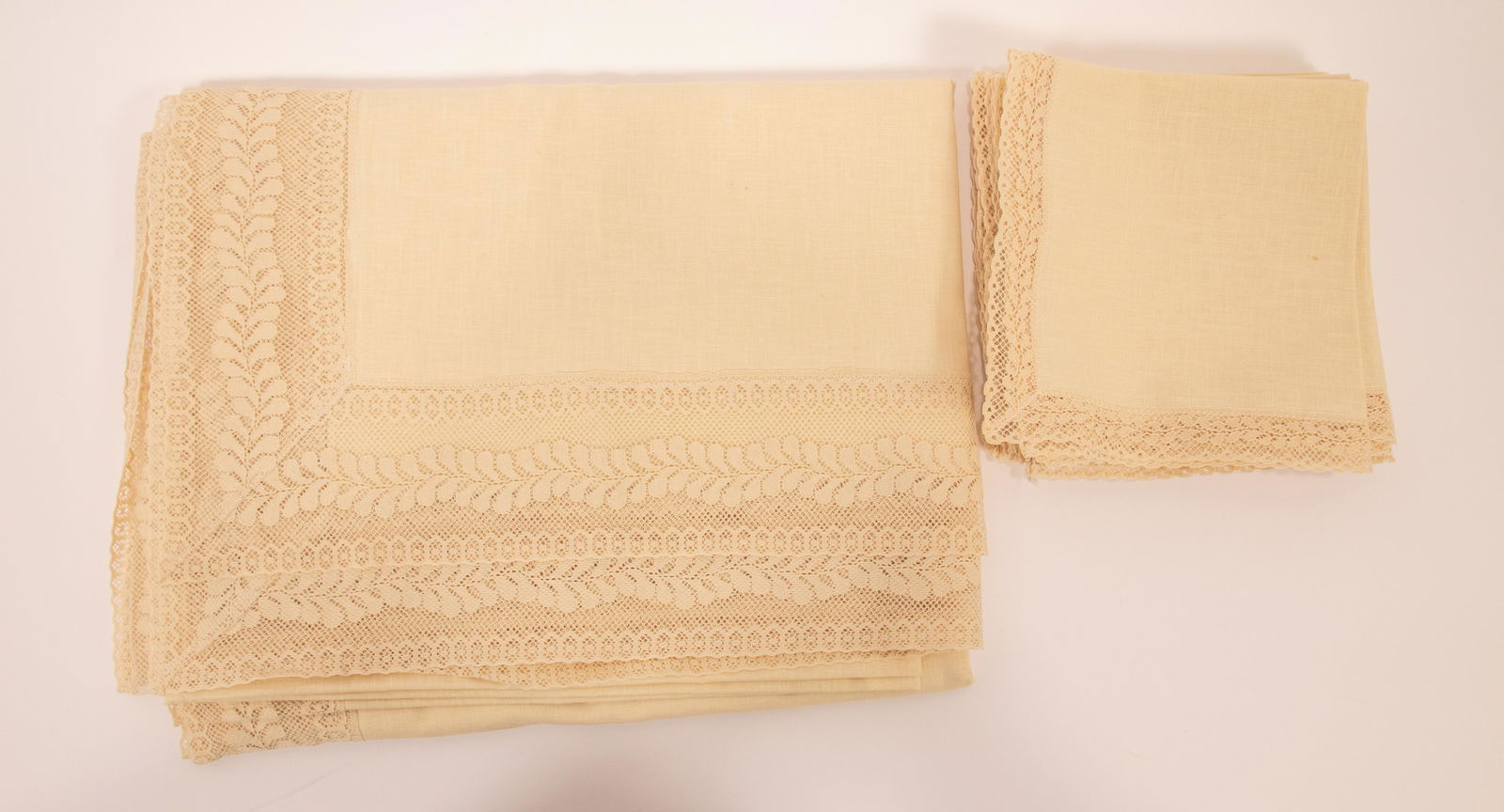 LINEN ECRU TABLECLOTH W 4'4" L 6' (1 of 2)