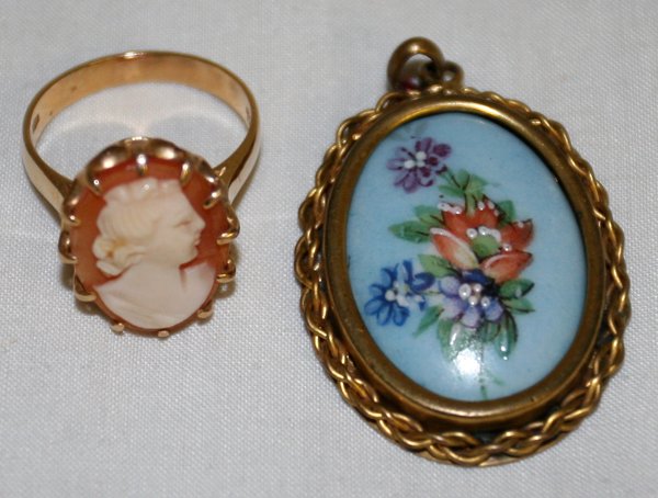 18KT GOLD AND CAMEO RING ALSO LIMOGES BROOCH: 18KT GOLD AND CAMEO RING ALSO LIMOGES BROOCH:18 kt, 750, yellow gold and cameo lady's ring. Also small porcelain brooch made by limoges. From the estate of Yvette Vinot, Lyon, France.