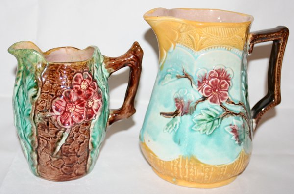 MAJOLICA PITCHERS (2), 19TH C., H 6" & 7"