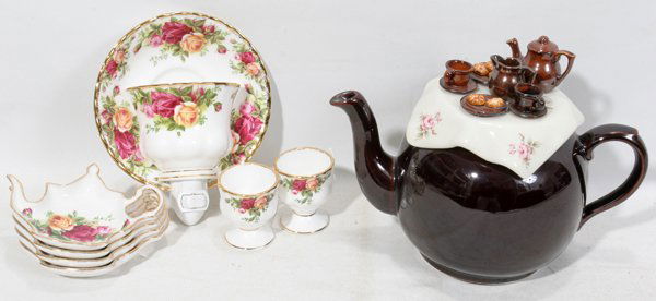 ROYAL ALBERT OLD COUNTRY ROSES & ENGLISH TEAPOT: ROYAL ALBERT 'OLD COUNTRY ROSES' (7 PIECES) & ENGLISH 'GARDEN DESIGN' TEAPOT:Royal Albert, Old Country Roses: 4 tea bag plates, 2 egg cups, night light in form of tea cup. Also English teapot with "Ga