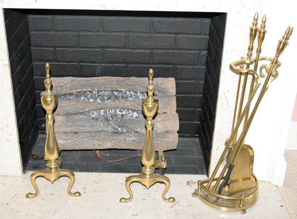FEDERAL STYLE BRASS PR OF ANDIRONS & FIRE TOOLS: FEDERAL STYLE BRASS PAIR OF ANDIRONS & SET OF FIRE TOOLS, SEVEN PIECES, H 20" OVERALL, W 8":Including 1 broom, 1 pair of tongs, 1 fire poker, 1 shovel, 1 stand and 1 pair of andirons.