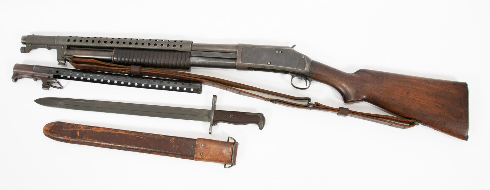 WINCHESTER MODEL 1897 PUMP ACTION TRENCH SHOTGUN, 12.: WINCHESTER MODEL 1897 PUMP ACTION TRENCH SHOTGUN, 12. GA., 1920, L 19 1/2" BARREL, SN 678272, INCLUDES ADDITIONAL HEAT SHIELD AND BAYONET Serial number 678272 dates this shotgun to 1920. Barrel is sta