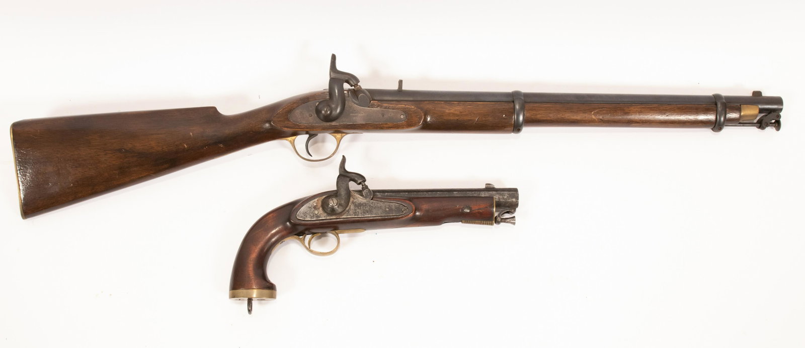 EAST INDIA GOVERNMENT PATTERN 1856 CAVALRY CARBINE AND: EAST INDIA GOVERNMENT PATTERN 1856 CAVALRY CARBINE AND A PATTERN 1856 PERCUSSION CAP PISTOL, 2 PIECES, L 21" BARREL (CARBINE), 8" BARREL (PISTOL) The East India Government carbine lock is stamped "Bir