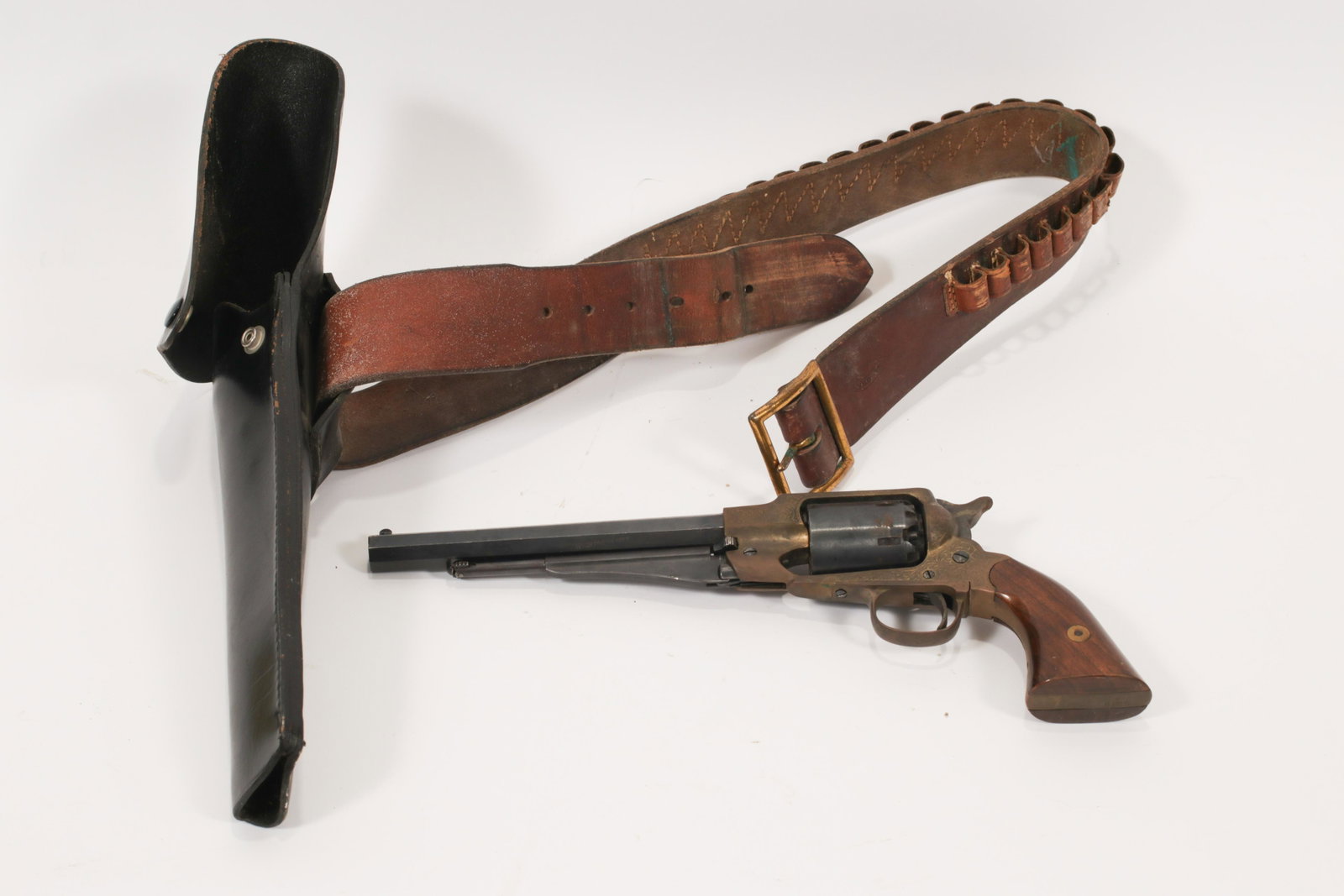 ITALIAN M1858 PERCUSSION CAP REVOLVER, .44 CAL., 1977,: ITALIAN M1858 PERCUSSION CAP REVOLVER, .44 CAL., 1977, WITH BELT AND HOLSTER, L 8" BARREL, SN K6286 Italian manufactured model 1858 percussion cap revolver. With 1977 proof marks on the frame. Bottom 