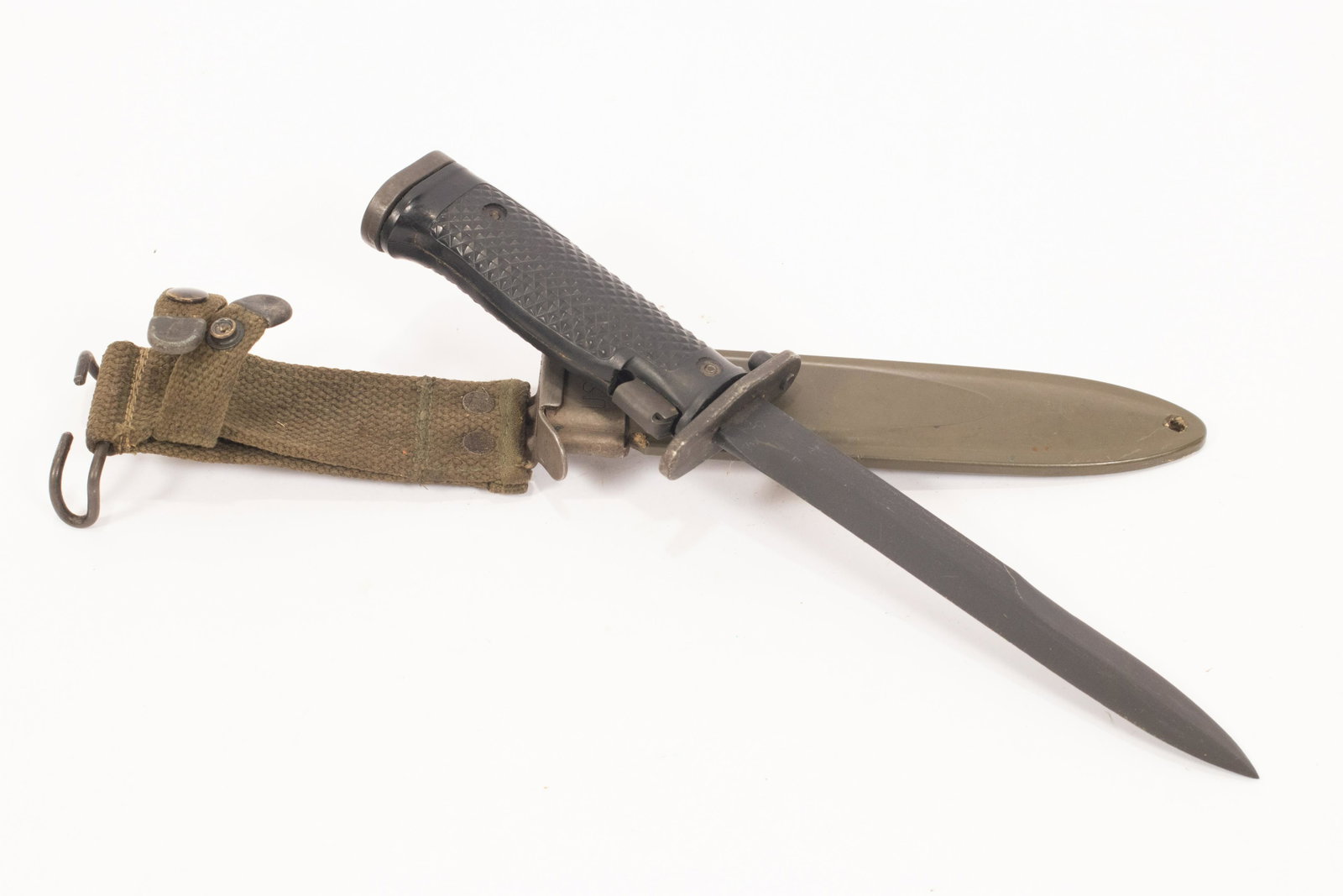 U.S. M5A1 BAYONET WITH M8 SCABBARD, C. 1960, L 6 3/4": U.S. M5A1 BAYONET WITH M8 SCABBARD, C. 1960, L 6 3/4" BLADE Columbus Milpar & Mfg. M5A1 bayonet for an M1 Garand rifle. Overall length of 11 1/2". Marked "U.S. M5A1" and "Milpar Com" on the crossguard