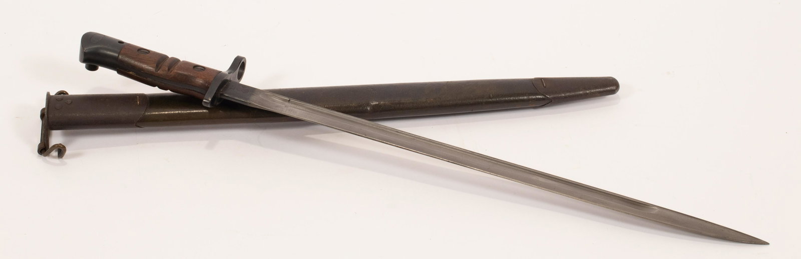 REMINGTON M1917 BAYONET AND SCABBARD, 1917, L 17" BLADE: REMINGTON M1917 BAYONET AND SCABBARD, 1917, L 17" BLADE WWI era Remington manufactured M1917 bayonet for use with M1917 rifles or M1897 Trench Guns. Ricasso stamped with "20" under an eagle head, a fl