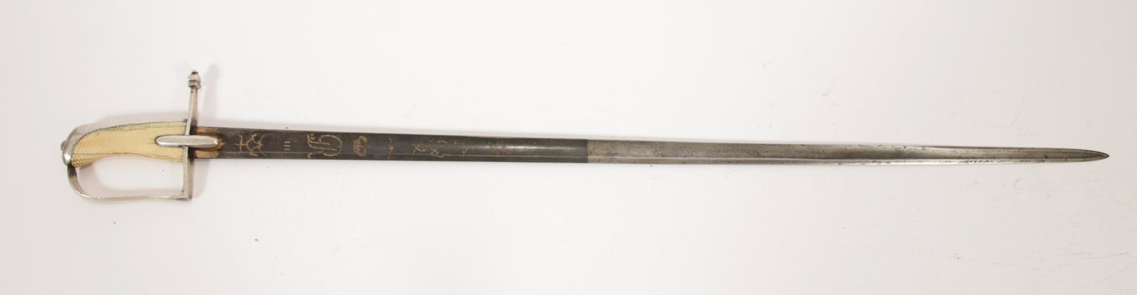 JOHANN RUNKEL, SOLINGEN, BRITISH SILVER HILT OFFICER'S: JOHANN RUNKEL, SOLINGEN, BRITISH SILVER HILT OFFICER'S SWORD, REVOLUTIONARY WAR ERA, C. 1780, L 36 1/2" OVERALL Silver D shape guard. 1/2 blued blade with engraved gilt decorations with George III cyp