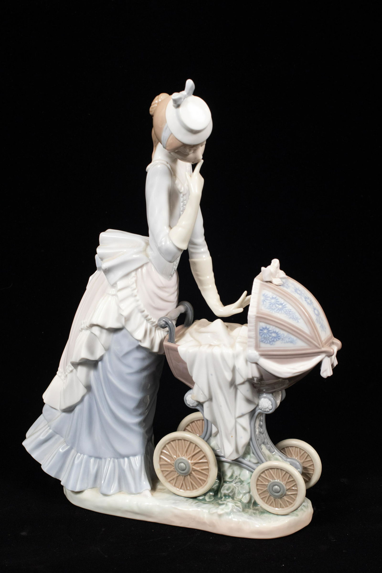LLADRO  FEMALE FIGURINE  H 13" W 13" D 3" (A938) (1 of 5)