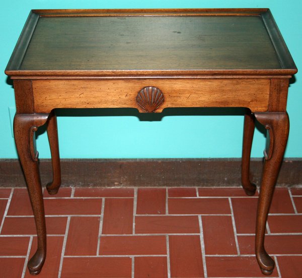 QUEEN ANN STYLE MAHOGANY END TABLE C1930, H 25": QUEEN ANN STYLE MAHOGANY END TABLE, C1930, H 25", W 28", D 18":having molding around periphery of top, carved shell form at skirt and Queen Ann style legs; pull out candle shelves at ends with brass p