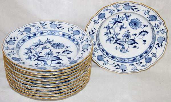 MEISSEN 'BLUE ONION' PORCELAIN SOUP PLATES: MEISSEN 'BLUE ONION' PORCELAIN SOUP PLATES WITH GOLD RIM (12), DIA 9 1/4":Wide rims. Scallop edges. Gilt edge. Soup or dessert bowls. Under glaze crossed swords mark. From the Estate of Arnold Hoffman