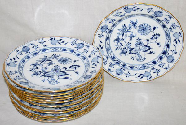 MEISSEN 'BLUE ONION' PORCELAIN PLATES WITH GOLD: MEISSEN 'BLUE ONION' PORCELAIN PLATES WITH GOLD RIM (12), DIA 9 3/4":Dinner size. Scallop edge with fired gold. Under glaze crossed swords mark. From the Estate of Arnold Hoffman, Grosse Pointe.