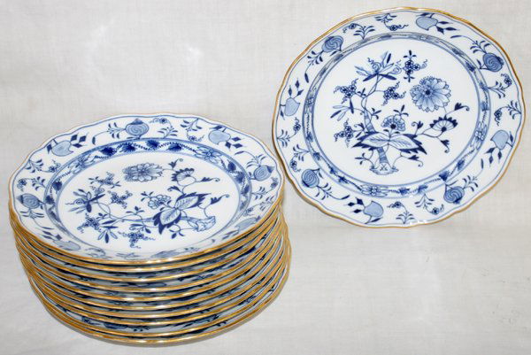 MEISSEN 'BLUE ONION' PORCELAIN PLATES WITH GOLD: MEISSEN 'BLUE ONION' PORCELAIN PLATES WITH GOLD RIM (11), DIA 8 1/2":Scallop edge with fired gold. Under glaze crossed swords mark. From the Estate of Arnold Hoffman, Grosse Pointe.