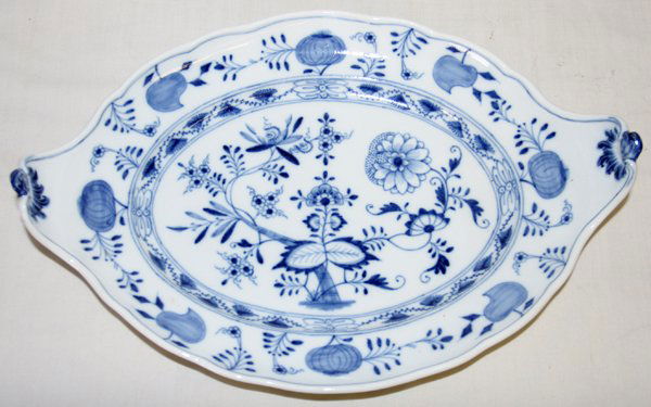 MEISSEN 'BLUE ONION' PORCELAIN PLATTER, L 13": MEISSEN 'BLUE ONION' PORCELAIN PLATTER, L 13":Impressed 135. Under glaze crossed swords mark. Gondola shaped with high sides. Scallop edge. W 9 1/2", L 13 1/2". From the Estate of Arnold Hoffman, Gros