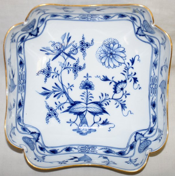 MEISSEN 'BLUE ONION' PORCELAIN SQUARE BOWL W 9": MEISSEN 'BLUE ONION' PORCELAIN SQUARE BOWL, W 9":Gilt scalloped edge. No # 12 in blue under glaze and crossed swords. From the Estate of Arnold Hoffman, Grosse Pointe.
