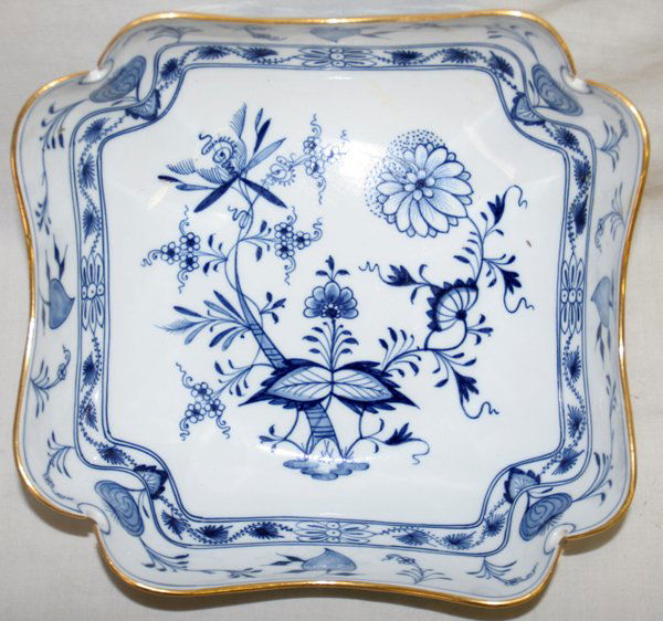 MEISSEN 'BLUE ONION' PORCELAIN SQUARE BOWL W 9": MEISSEN 'BLUE ONION' PORCELAIN SQUARE BOWL, W 9":Gilt and scalloped edge. Impressed #120. Mate to previous. From the Estate of Arnold Hoffman, Grosse Pointe.