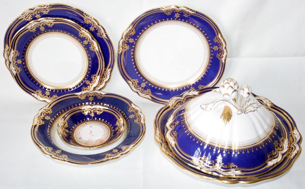 SPODE 'LANCASTER COBALT' GROUPING, SIX PIECES: SPODE 'LANCASTER COBALT' GROUPING, SIX PIECES:Porcelain group includes 2 plates, Dia.8 1/2", 1 plate, Dia.7 1/2", 1 bowl, Dia.8 1/2", 1 berry bowl, Dia.5 1/2" (as is condition), 1 round covered servin