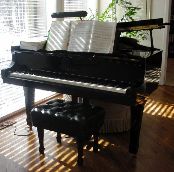 YAMAHA, EBONY PIANO #R4681791, L 70" W/BENCH: YAMAHA, EBONY PIANO #R4681791, L 70" WITH SMALL BENCH:Black lacquer finish.